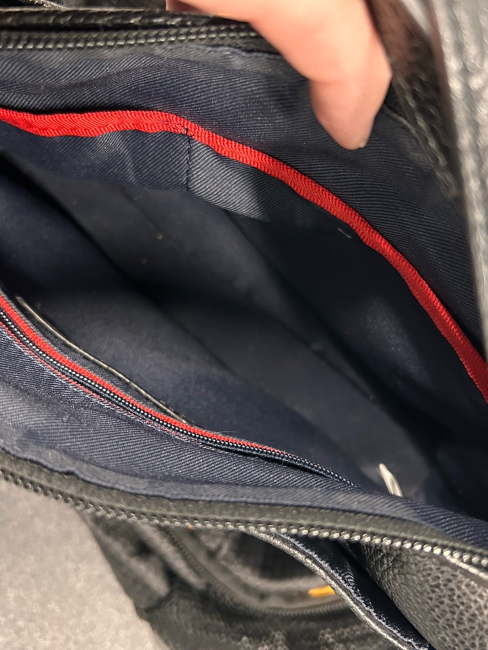 Tommy Hilfiger Black Pebbled Leather Crossbody with Gold Logo - Picture 4 of 4